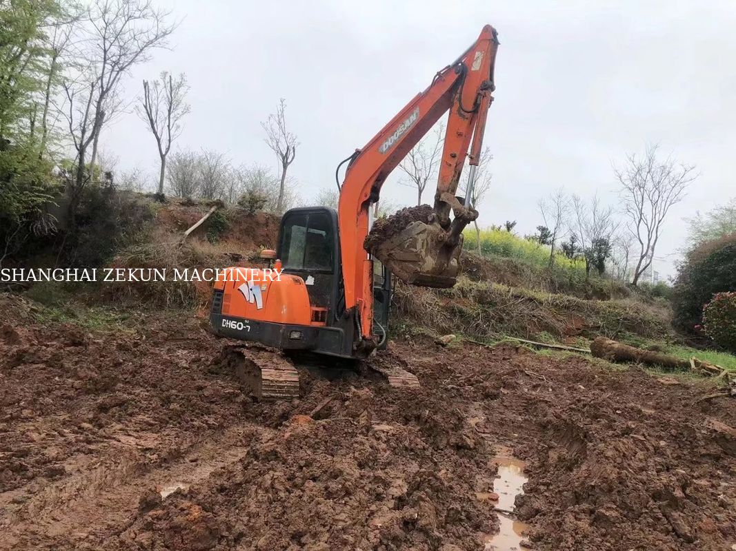 2010 EX60 اليد الثانية الحفرة المصغرة 38.1kw مع الصمام الهيدروليكي الأصلي