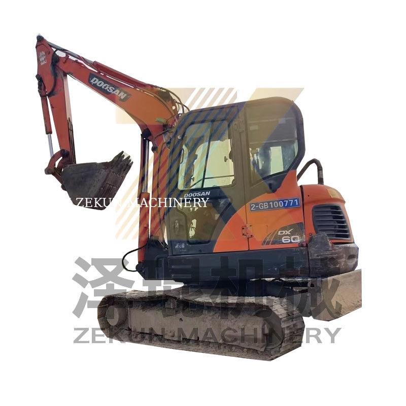 الحفرة دوسان DH60-7 2015 مستعملة في حالة جيدة جيد 5500 كجم وزن الجهاز