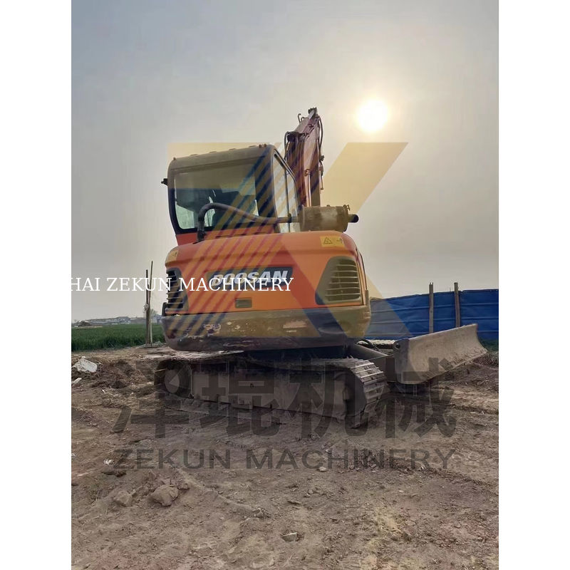 الحفرة دوسان DH60-7 2015 مستعملة في حالة جيدة جيد 5500 كجم وزن الجهاز