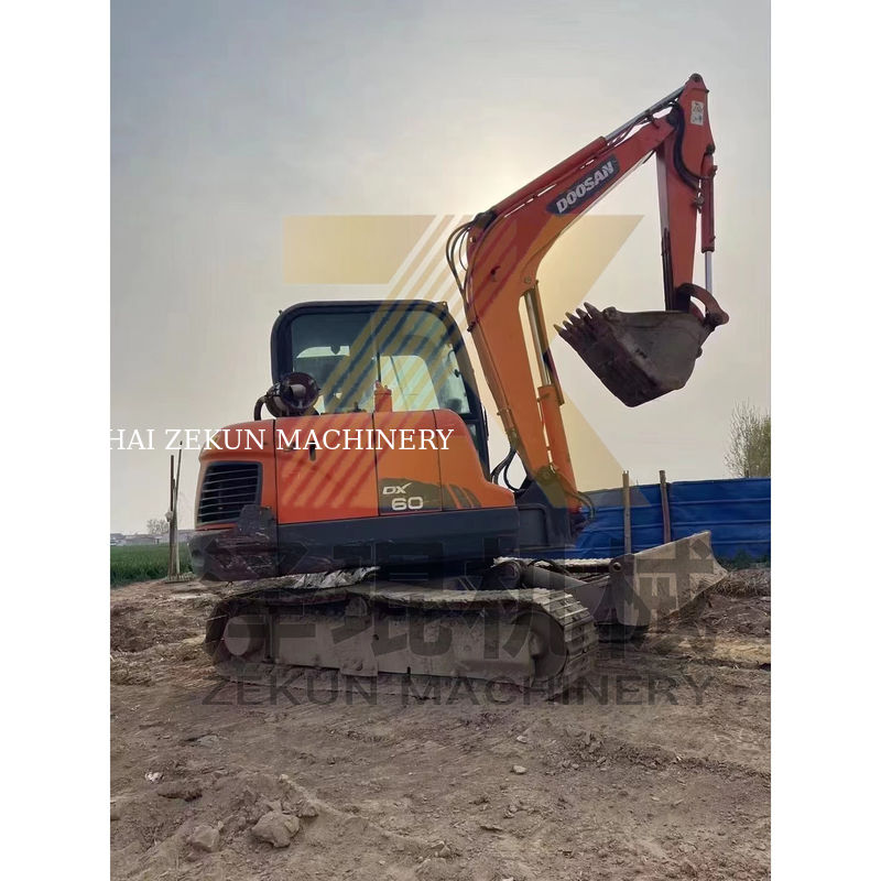 الحفرة دوسان DH60-7 2015 مستعملة في حالة جيدة جيد 5500 كجم وزن الجهاز