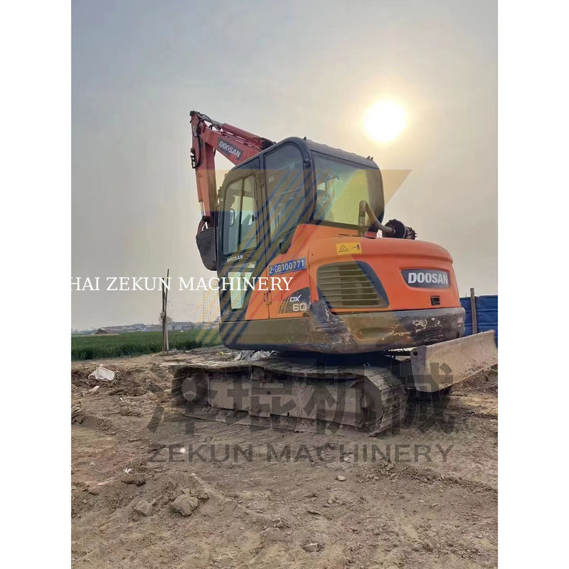 الحفرة دوسان DH60-7 2015 مستعملة في حالة جيدة جيد 5500 كجم وزن الجهاز