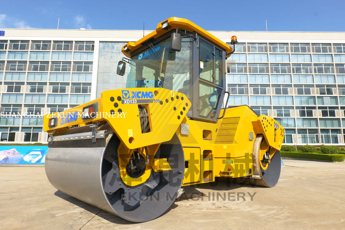 13 طن XCMG XD133 ثنائي طبل الدوار الصين المرحلة الثالثة معدات بناء الطرق