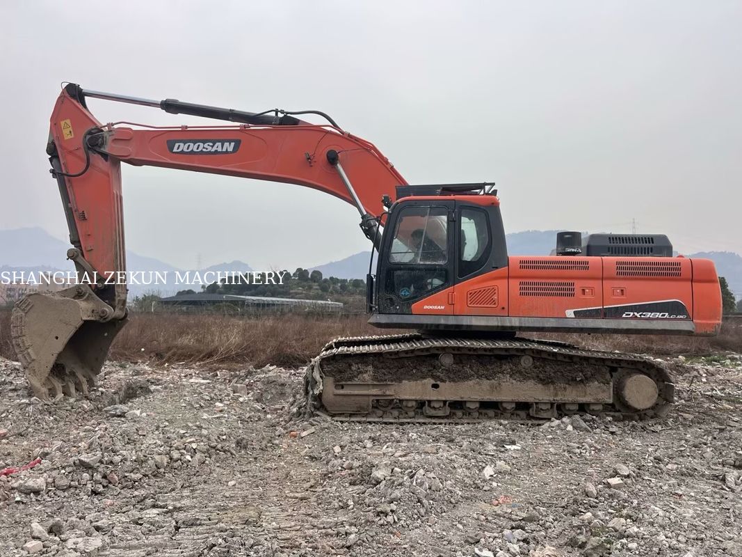 الحفارة المستخدمة 2020 دوسان DX380 مع 4 816 ساعة عمل في حالة جيدة