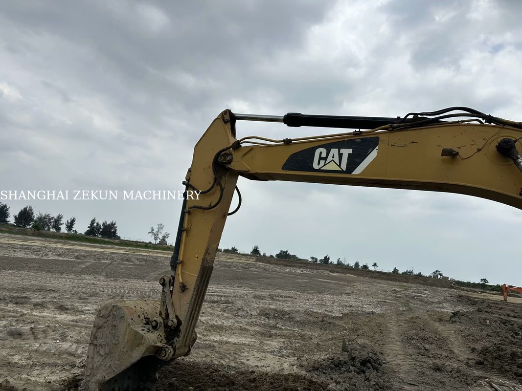 2014 CAT 320D2 الحفرة 10 812hrs والأداء معدل التدفق الهيدروليكي 2 × 214 لتر / دقيقة سرعة السفر 3.5 / 5.5 كم / ساعة