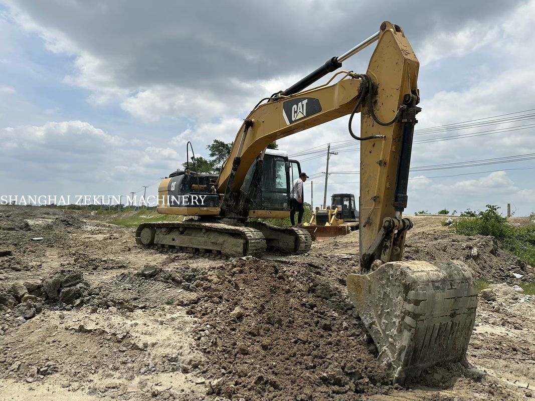 2014 CAT 320D2 الحفرة 10 812hrs والأداء معدل التدفق الهيدروليكي 2 × 214 لتر / دقيقة سرعة السفر 3.5 / 5.5 كم / ساعة
