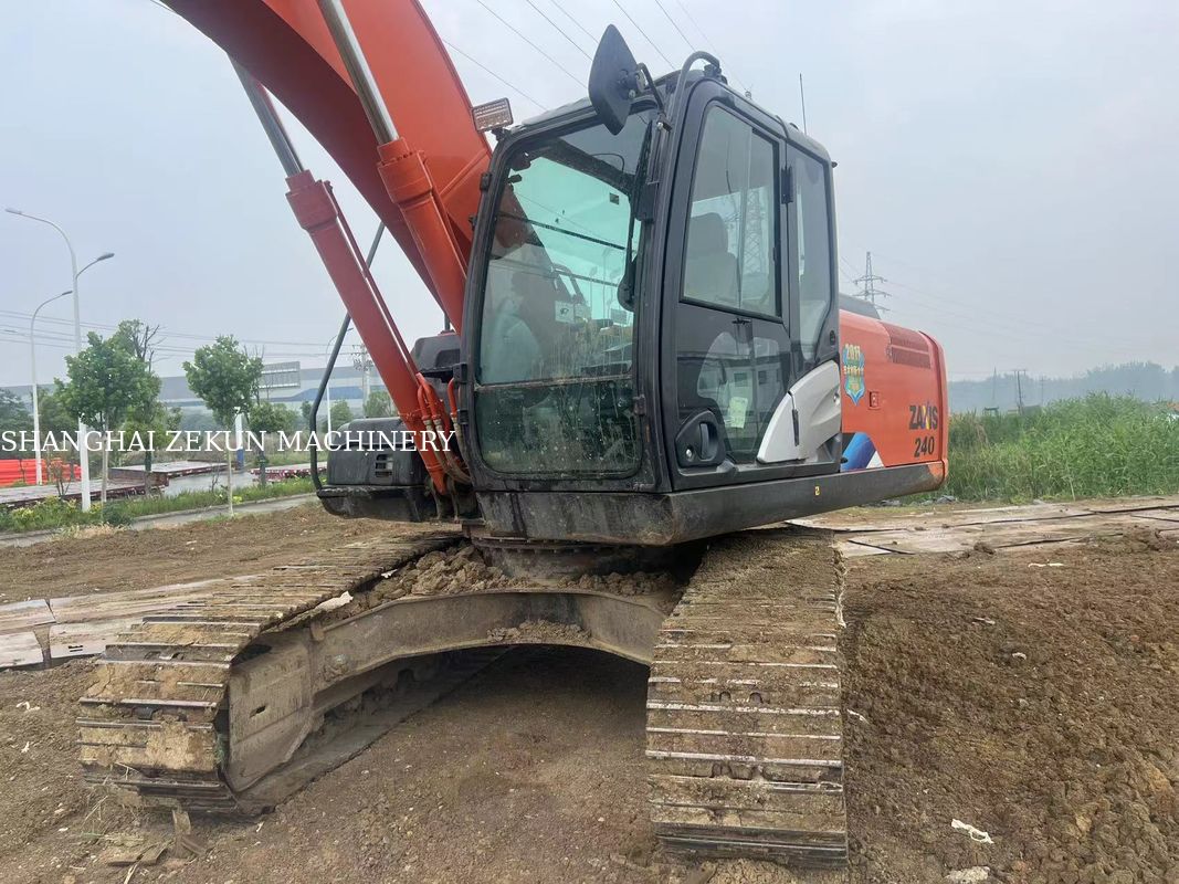حفارة هيتاشي ZX200-5A موديل 2022 بارتفاع حفر أقصى يبلغ 9 وسرعة دوران تبلغ 13.3 دورة في الدقيقة و 5500 ساعة