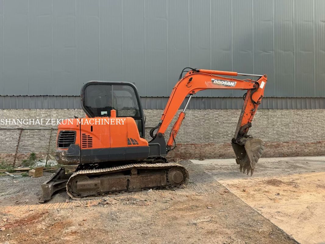 محفر Doosan DX60 المستوى 3 معيار الانبعاثات الحد الأقصى للوصول على مستوى الأرض 100 مم والأداء