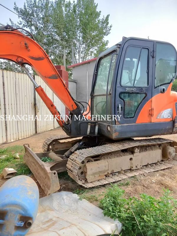 حفارة دوسان DX60 موديل 2013 بضغط هيدروليكي 27.5 ميجا باسكال وارتفاع حفر أقصى 800 ملم