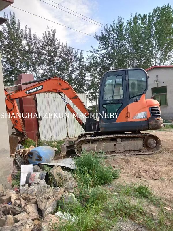 حفارة دوسان DX60 موديل 2013 بضغط هيدروليكي 27.5 ميجا باسكال وارتفاع حفر أقصى 800 ملم