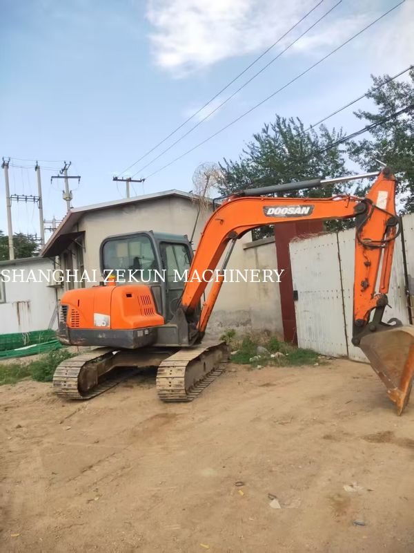 حفارة دوسان DX60 موديل 2013 بضغط هيدروليكي 27.5 ميجا باسكال وارتفاع حفر أقصى 800 ملم
